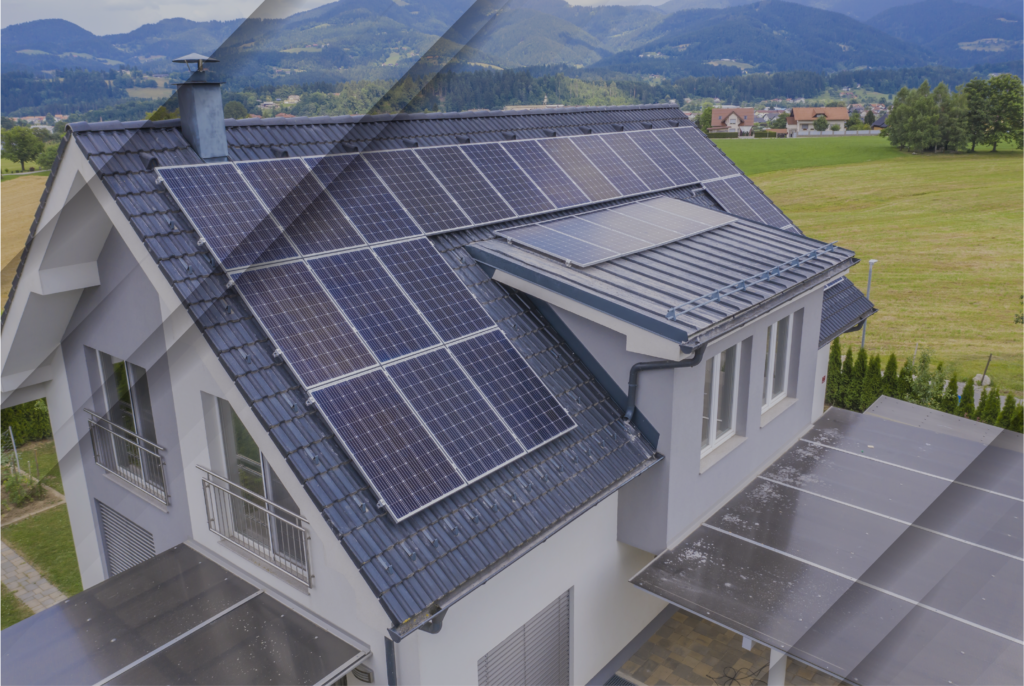 Haus mit einer Solaranlage auf dem Dach